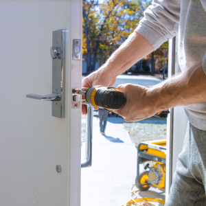 Ovien tai ikkunoiden asennus